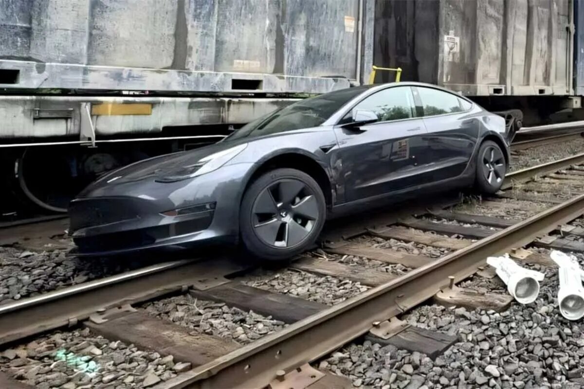 نقص خطرناک سیستم خودران تسلا، عدم تشخیص ریل و تقاطع راهآهن! نقص خطرناک سیستم خودران تسلا، عدم تشخیص ریل و تقاطع راهآهن!