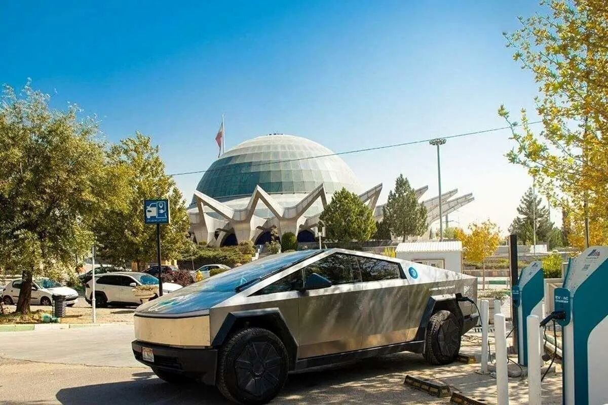 ببینید | سایبر تراک ایلان ماسک به میدان آزادی تهران رسید! ببینید | سایبر تراک ایلان ماسک به میدان آزادی تهران رسید!