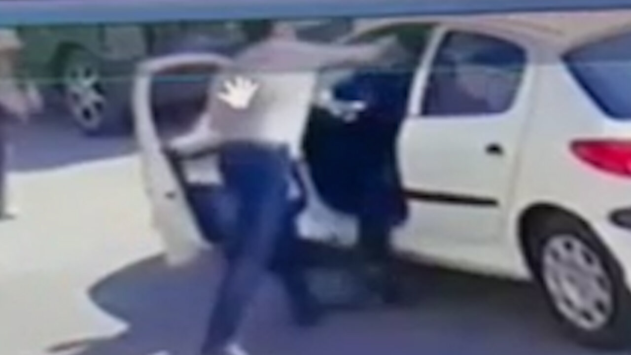 ببینید | درگیری و ضرب و شتم راننده زن توسط یک مرد در اندیشه کرج!