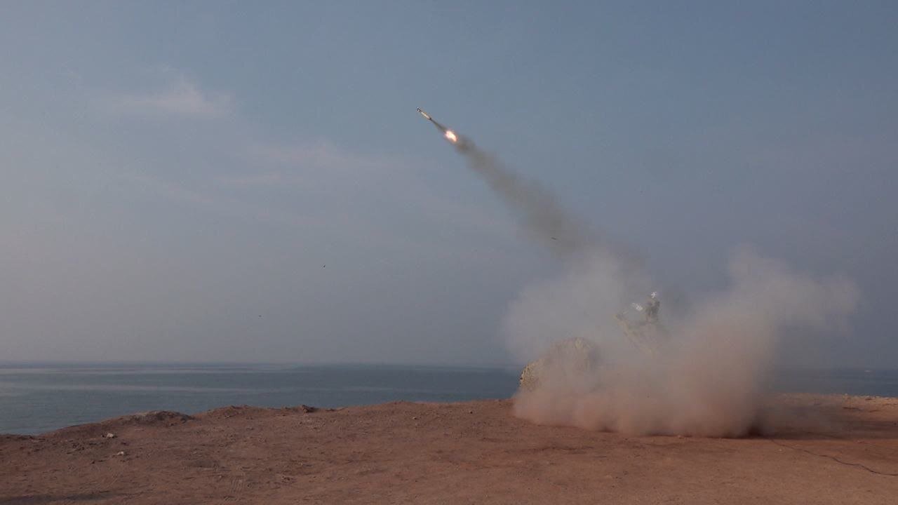 تصاویری از آتش آفند و پدافند نیروی دریایی سپاه در آب‌های خلیج فارس/ رصد ناو آمریکایی توسط نیروی دریایی سپاه/ مانور در چه مناطقی اجرا شد؟