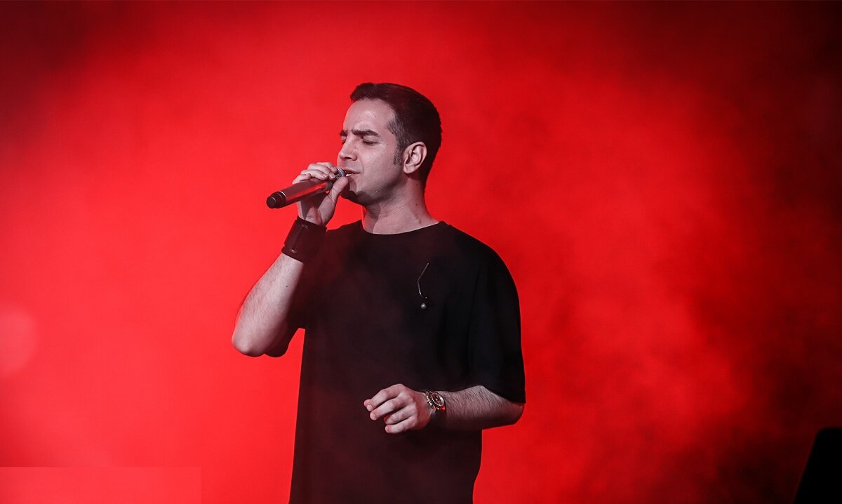 ببینید | عطسه محسن یگانه وسط اجرای آهنگ در کنسرت! ببینید | عطسه محسن یگانه وسط اجرای آهنگ در کنسرت!