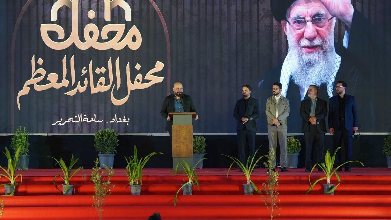 یادبود رهبر شهید در میدان التحریر عراق/ از حضور مداحان برنامه محفل تا تصاویر آیت الله سید مجتبی خامنهای در دست مردم عراق + عکس یادبود رهبر شهید در میدان التحریر عراق/ از حضور مداحان برنامه محفل تا تصاویر آیت الله سید مجتبی خامنهای در دست مردم عراق + عکس
